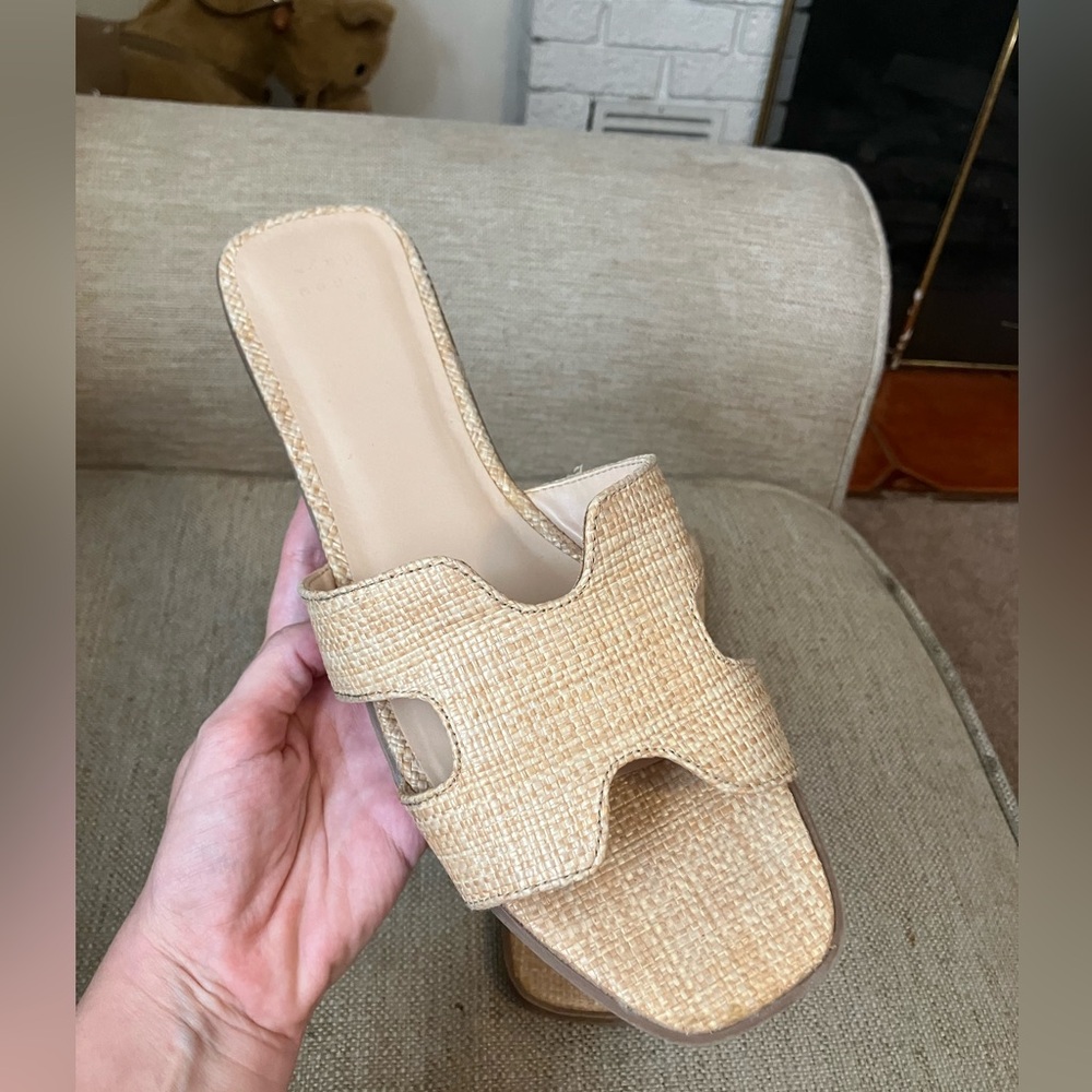 Tan raffia straw H sandals